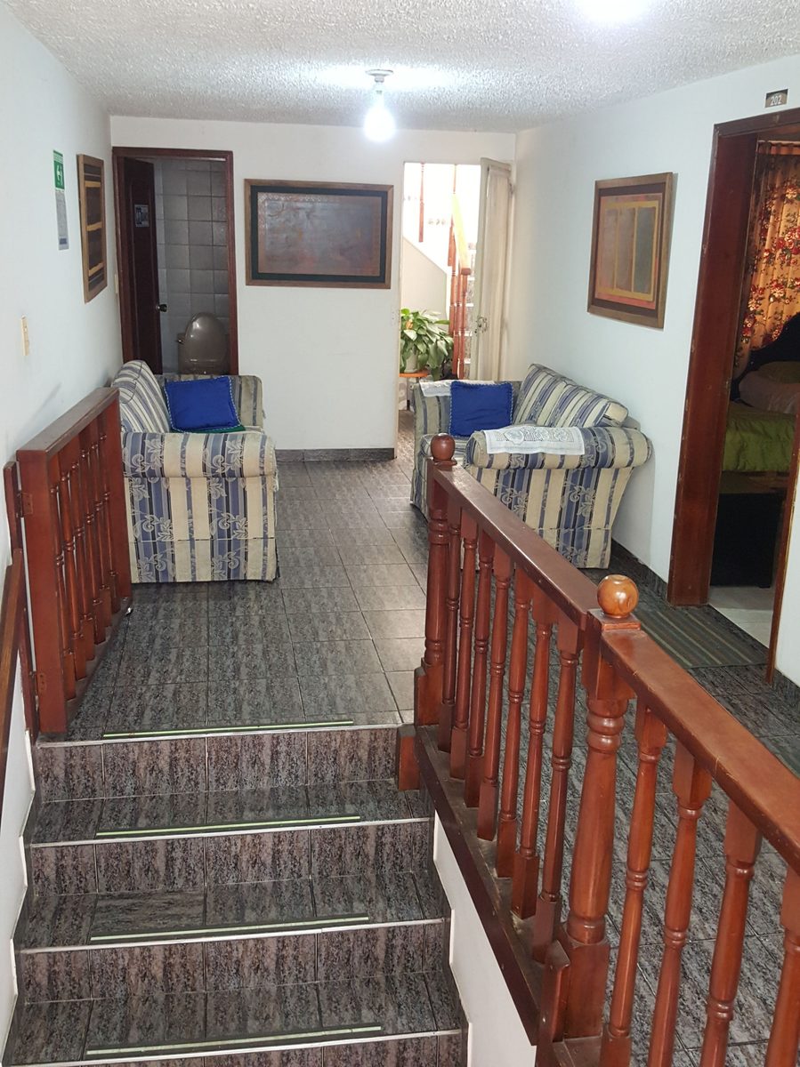 Escaleras y pasillos de la galería en Hotel Galería Pradilla